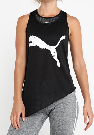 Femme portant un haut sans manches noir de Puma avec un logo blanc, associé à des leggins de sport gris avec une bande sur le côté.