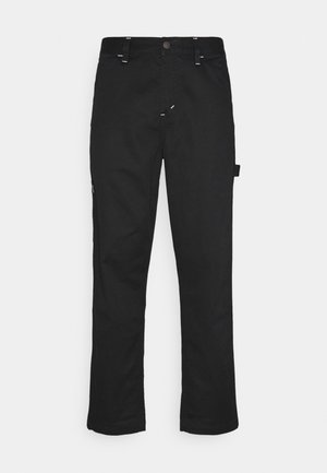 Pantalon noir à jambes droites avec passants de ceinture, bouton à l'avant et boucle de poche latérale sur un fond clair uni.