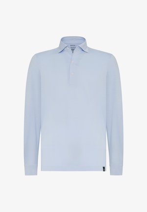 Světle modrá polo košile s dlouhým rukávem z hladkého materiálu, klasického střihu s límečkem a zapínáním na tři knoflíky. Obsahuje malou značkovou nášivku na lemu.