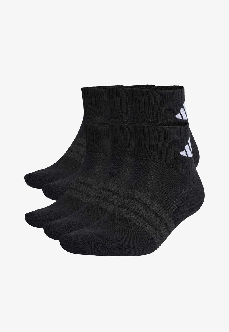 Schwarze Sportsocken mit geripptem Oberteil, gestreiftem Muster und Logo. Hergestellt aus weichem, atmungsaktivem Material; mittlere Wadenhöhe. Set mit vier Paaren.