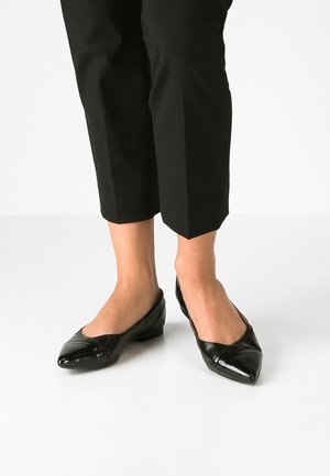 Schwarze Lackleder-Ballerinas mit spitzem Zeh und niedrigem Absatz, glatter Textur und einem dezenten Nahtdetail an der Vorderseite.