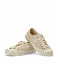 Zapatillas de punto beige con parte superior texturizada, cordones planos y suela de goma con un patrón de cuadros. Punta redondeada e interior acolchado.