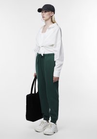 Pieces PCCHILLI PANTS - Joggebukse - trekking green