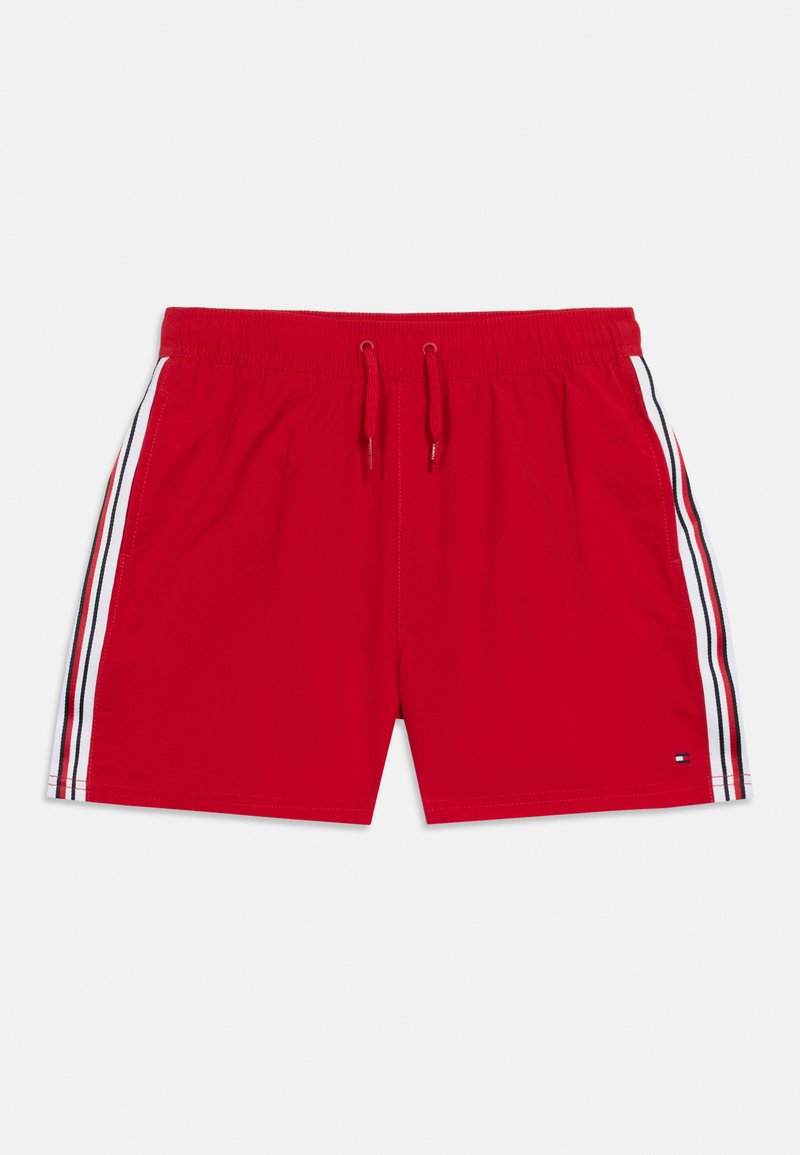 Shorts de bain rouges avec taille élastique, cordons de serrage, poches latérales et bandes blanches-noires-blanches le long des côtés.