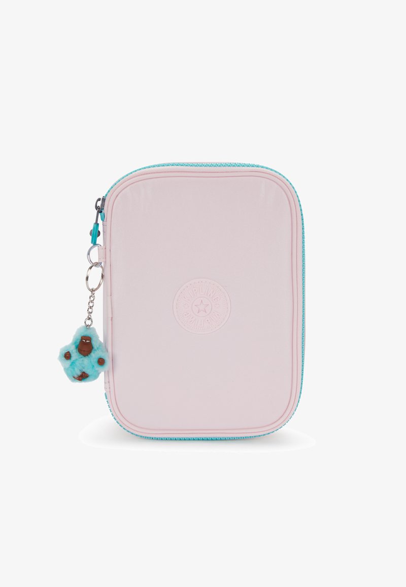 Roze ritscase met tealaccenten, voorzien van een gestructureerd oppervlak en een rond logo. Inclusief een afneembare, fuzzy blauwe aap sleutelhanger.