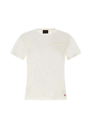 Biały t-shirt z krótkim rękawem i okrągłym dekoltem, z małym rozcięciem kieszeni na piersi oraz trzema małymi czerwonymi kropkami w pobliżu dolnego brzegu po prawej stronie.