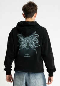 Czarna bluza z kapturem wykonana z bawełny, z dużym graficznym wzorem w jasnoniebieskim kolorze z tyłu. Z przodu znajduje się kaptur ze sznurkiem oraz ściągacze na mankietach.