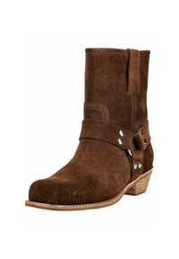 Botín de ante marrón con correa y tachuelas metálicas, tacón bajo de madera apilada y pestaña para tirar en la caña superior.