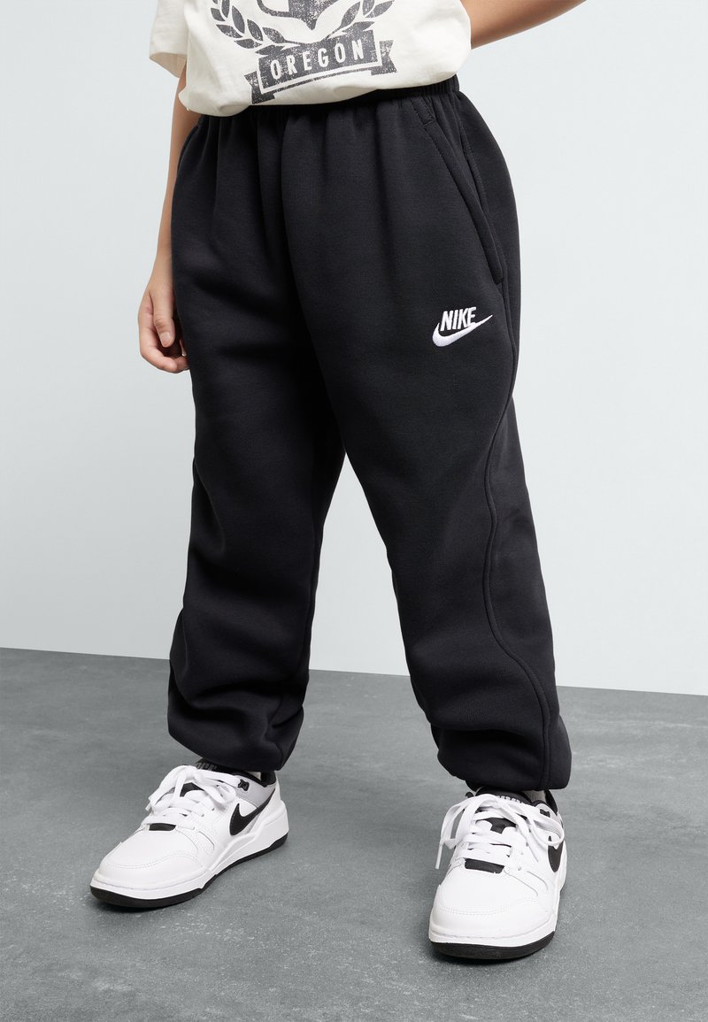 Nike Sportswear - CLUB LOOSE PANT - Teplákové kalhoty - black/white, Zvětšit