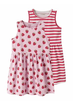 Dos vestidos sin mangas para niños pequeños; uno rosa con estampado de fresas rojas, el otro blanco con franjas horizontales rosas.