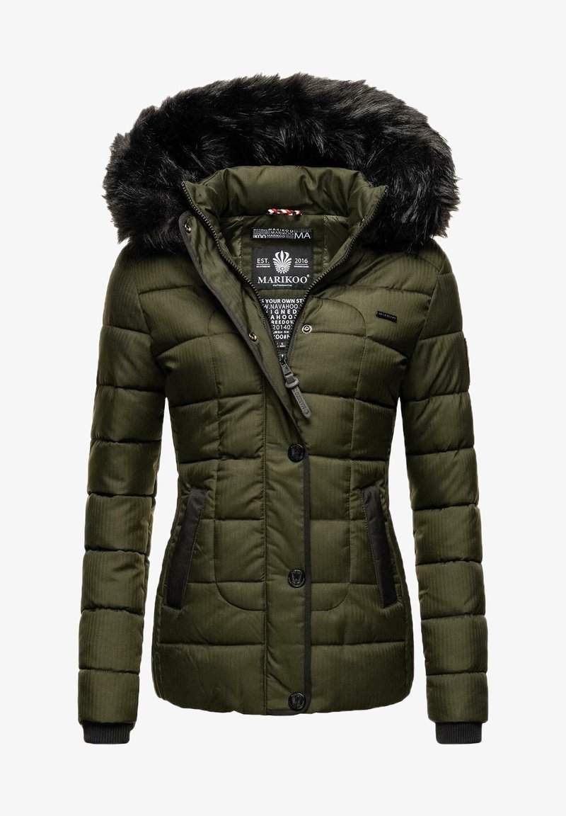 Veste d'hiver matelassée vert olive avec bordure de capuche en fausse fourrure noire, fermeture éclair et boutons à l'avant, et poches latérales.