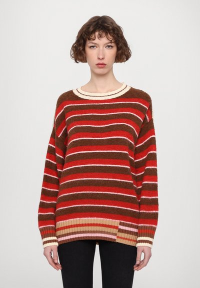 Suéter de punto a rayas en tonos marrones, rojos y rosa, con un cuello redondo ribeteado y dobladillo. Corte holgado con mangas anchas y detalle lateral.