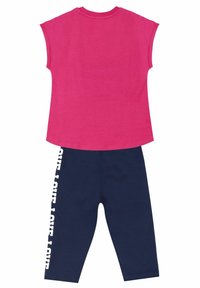 Rosa kortærmet top med rund hals, parret med marineblå leggings, der har et hvidt "LOVE" tekstmønster langs siden. Materiale i bomuldsblanding.