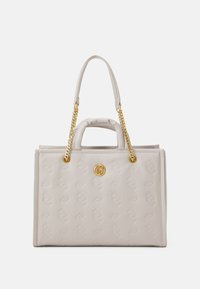 Sac à main gris clair avec un motif de logo embossé, des accents en chaîne dorée, des poignées doubles et une forme rectangulaire structurée. Texture lisse.