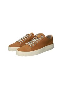 Zapatillas de ante marrón con perfil bajo, suela de goma blanca y cordones a juego. Presentan un diseño cosido y un ajuste cómodo.