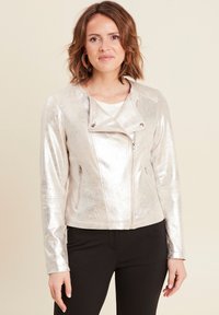 Veste en simili cuir argent métallique au design ajusté, avec une fermeture éclair asymétrique et des poches latérales. Texture lisse, manches longues et col.