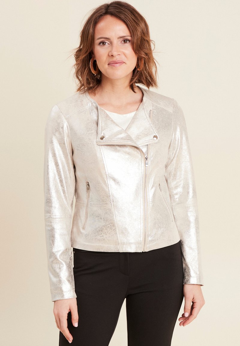 Veste en simili cuir argent métallique au design ajusté, avec une fermeture éclair asymétrique et des poches latérales. Texture lisse, manches longues et col.