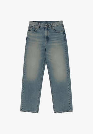 Blaue, verwaschene Jeans mit geradem Bein, Vordertaschen und Münztasche, Gürtelschlaufen und einem Knopfverschluss in der Taille.