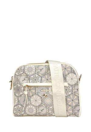 Torba na ramię z geometrycznym wzorem i logo, przednia kieszeń na suwak, biały regulowany pasek oraz złote suwaki i elementy ozdobne.