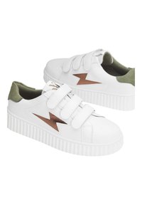 Baskets en simili cuir blanc avec une semelle nervurée texturée, présentant un accent de talon vert olive et un design d'éclair en bronze. Bandes Velcro.