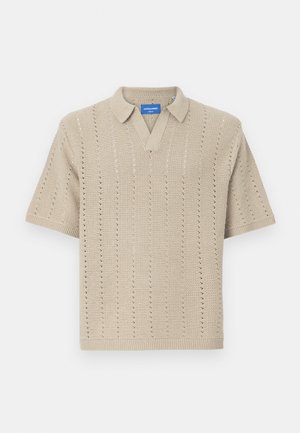 Polo de punto de manga corta beige con cuello en V, patrones de líneas verticales y bordes acanalados. Tejido texturizado ligero.