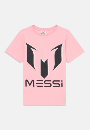 Rosa t-skjorte med en stor svart og hvit stilisert logo med teksten "MESSI" i fet skrift nederst. Laget av mykt bomullsmateriale.