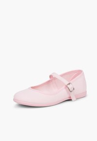 Bailarina de lienzo rosa con punta redondeada, cinta estrecha con hebilla plateada y suela de goma baja y plana. Textura suave.