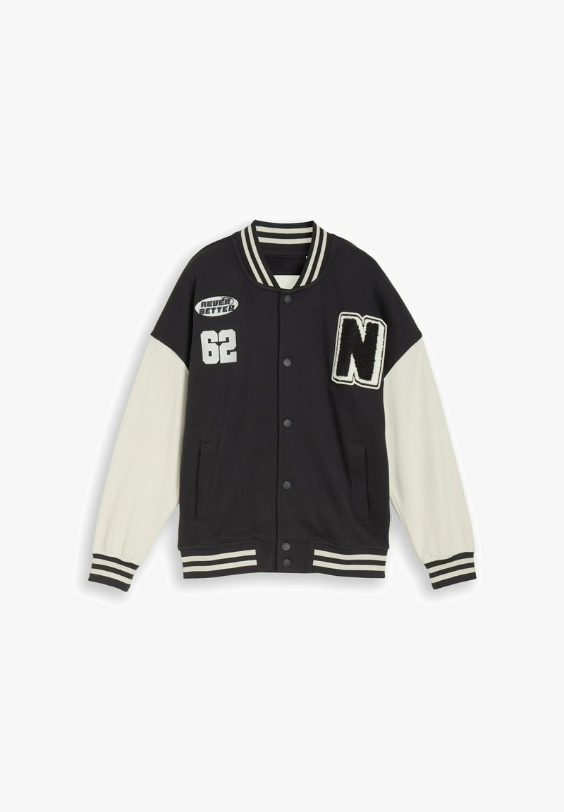 Schwarz-weiße Collegejacke mit gestreiftem Kragen und Bündchen, Patch mit dem Buchstaben "N", Nummer "62" und dem Schriftzug "Never Better" auf der Vorderseite.