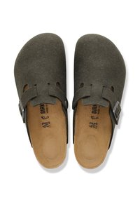 Mørkegrønne filtslippers med to justerbare spænder, en struktureret overdel og en kontrastfarvet brun læderindersål. Størrelse 42 markeret indeni.