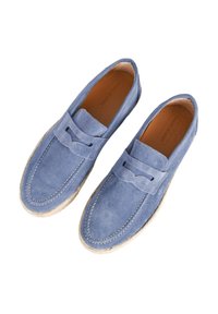 Scarpe in suede blu con design moccasin, dettagli cuciti e suola leggera. Presentano uno stile slip-on e una superficie esterna testurizzata.
