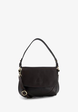 Sac à main en cuir brun avec fermeture à rabat, bandoulière réglable et accessoires en métal doré. Présente une texture lisse et un logo embossé.