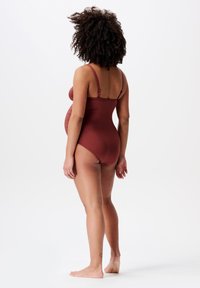 Badeanzug für Schwangere in burgunderroter Farbe, figurschmeichelndes Design, verstellbare Träger, glatte Textur, runder Rücken, mittelhohe Beinausschnitte, minimale Nähte.