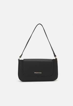 Bolso de hombro Valentino negro con cierre de solapa y logo dorado en el frente, con una correa delgada para llevar.