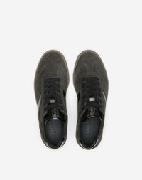 Baskets en suede noir avec surface texturée, lacets noirs, semelles en caoutchouc et accents de logo sur la languette. Design athlétique classique à profil bas.