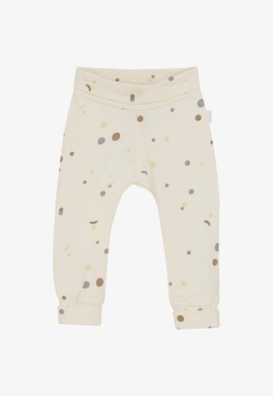 Crème-kleurige babybroek met omgevouwen manchetjes, voorzien van een patroon van kleine beige, bruine en grijze stippen die over de stof verspreid zijn.