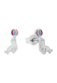 Pendientes de plata con un diseño de foca sosteniendo una pelota de playa colorida. La pelota tiene acentos en rojo, rosa y azul.