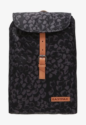 Czarny i szary plecak w wzory z brązowym skórzanym paskiem z klamrą i naszywką z logo Eastpak na przednim dolnym prawym rogu.