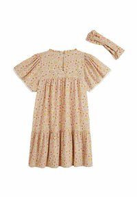 Robe florale dans des couleurs pastel claires, avec des manches bouffantes, des volants et un dos boutonné ; comprend un bandeau en tissu assorti.