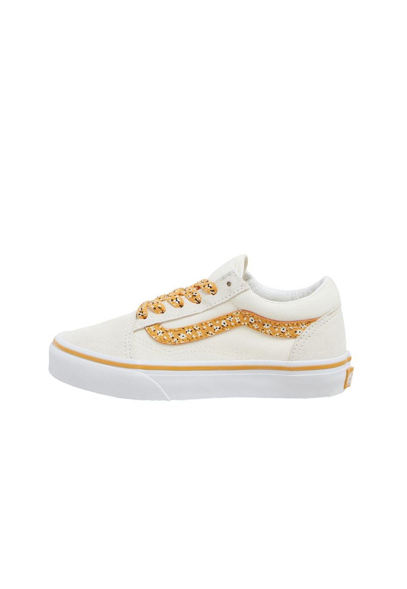 Baskets basses en toile blanche avec une bande à motif floral jaune et des lacets floraux assortis, semelle en caoutchouc blanche avec un contour jaune.