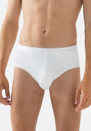 Białe bawełniane majtki o gładkiej fakturze, z szerokim pasem w talii i klasycznym krojem. Brak widocznych wzorów lub logo.