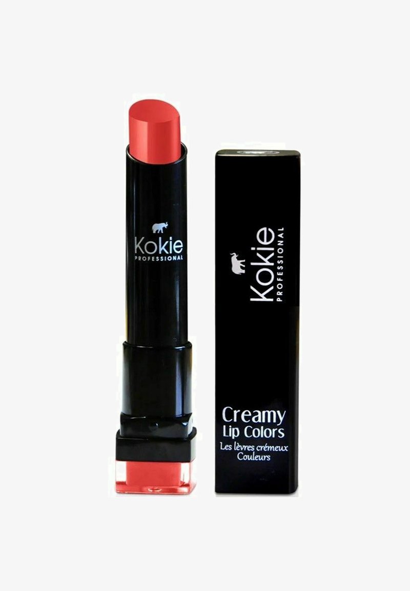 Kokie Professional cremede læbestift i en slank sort tube med en rund, rød spids. Fölger med en sort æske mærket "Creme Læbestifter."