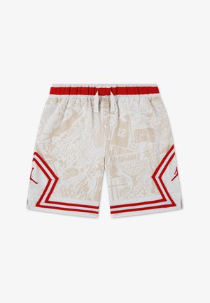Weiße Basketballshorts mit beigen grafischen Prints, rotem Bund, rot-weiß gestreiftem Saum und roten Jumpman-Logos an den Seiten.