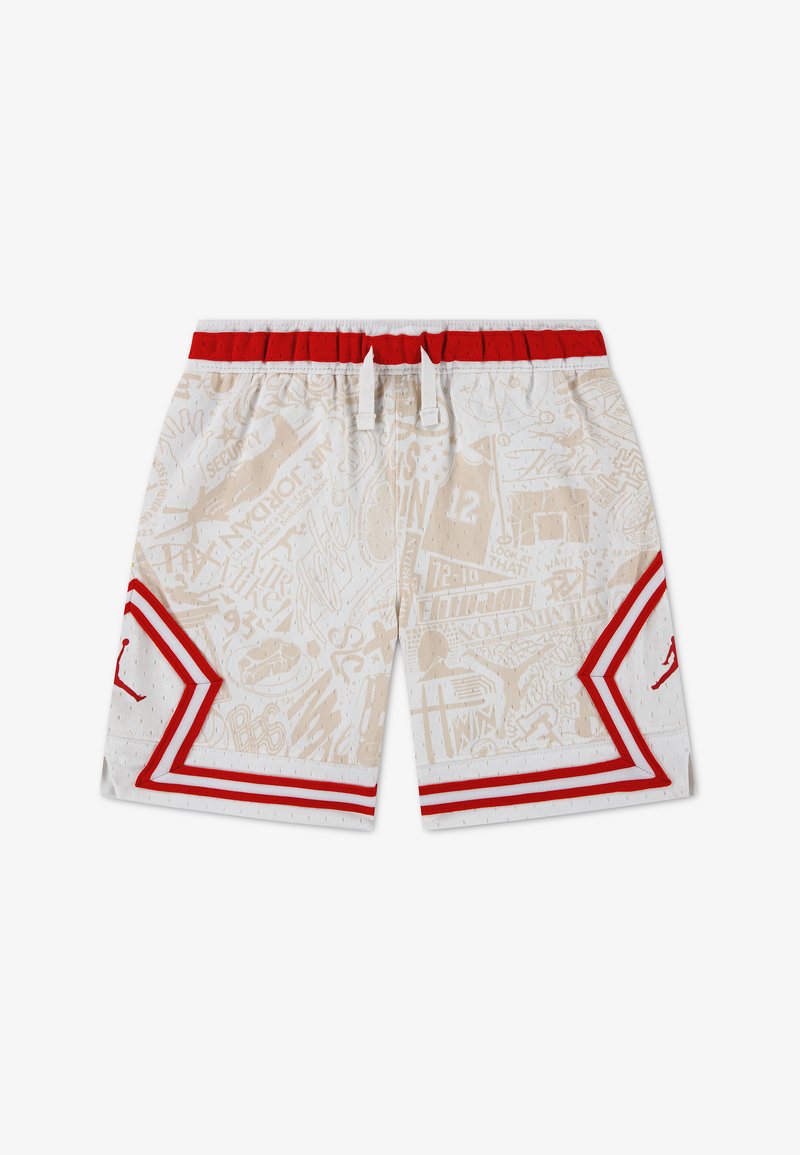 Short de basket blanc avec motifs graphiques beiges, taille rouge, bordure rayée rouge et blanche, et logos Jumpman rouges sur les côtés.