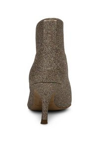 Stivaletto scintillante e metallico con punta affilata e tacco sottile. La superficie luccicante presenta una miscela di tonalità dorate e argentate.