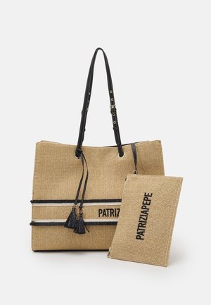 Beige kudottu kangaskassi mustilla nahkakahvoilla ja tupsuilla, parina samanlainen vetoketjullinen pussukka, molemmat merkitty "PATRIZIA PEPE".