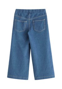 Denim culotte, jotka ovat yksiväriset siniset, niissä on joustava vyötärö ja kaksi takataskua, joissa on hienot ompeluyksityiskohdat.