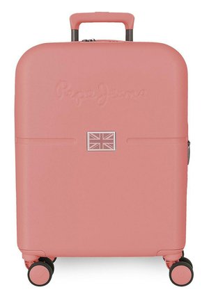 Maleta compacta de carcasa dura de color rosa con cuatro ruedas, asa retráctil y un emblema de la bandera británica en el frente.