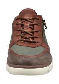 Braune Leder- und grüne Stoff-Sneaker mit braunen Schnürsenkeln, seitlichem Reißverschluss und beiger Gummisohle. Texturierte Akzente überall.