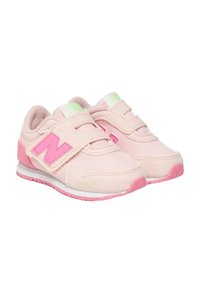 Sneakers di stoffa rosa con chiusura a strap, caratterizzati da un logo "N" rosa in contrasto e accenti rosa chiaro sulle suole e sulle fodere. Tessuto liscio.