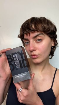 Czarny prostokątny karton perfum „Boss Bottled Beyond” eau de parfum, 100 ml. Na kartonie znajduje się wyrazisty napis, błyszczące wykończenie oraz teksturowana srebrna podstawa.